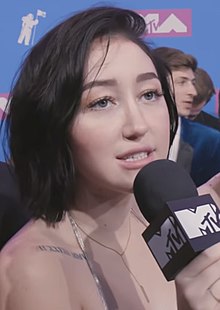 How tall is Noah Cyrus?